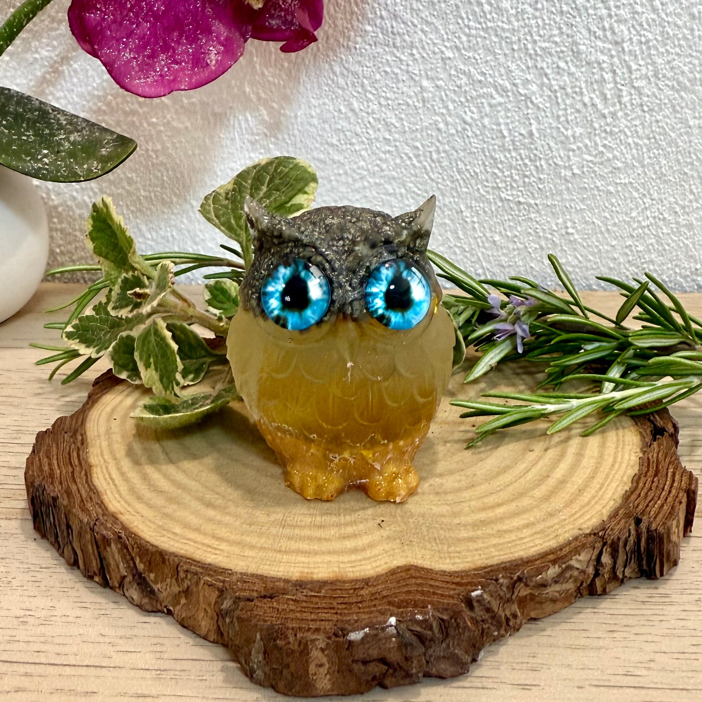 Búho de Resina con Pirita – Protección y Prosperidad