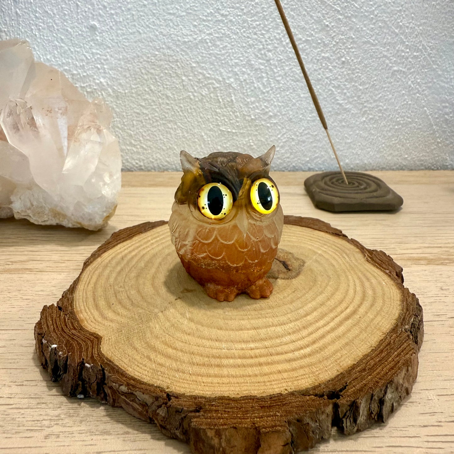 Búho de Resina con Ojo de Tigre – Fuerza y Protección