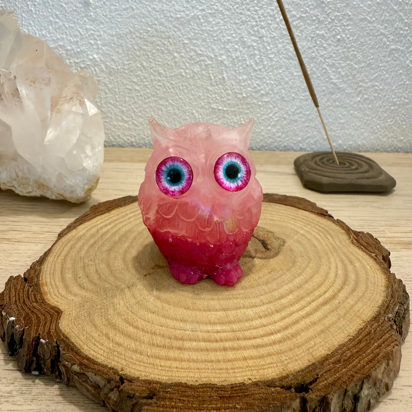 Búho de Resina con Cuarzo Rosa – Amor y Armonía Interior