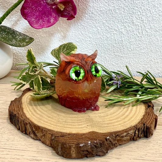 Búho de Resina con Jaspe Rojo – Vitalidad y Fortaleza
