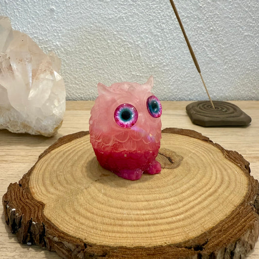Búho de Resina con Cuarzo Rosa – Amor y Armonía Interior